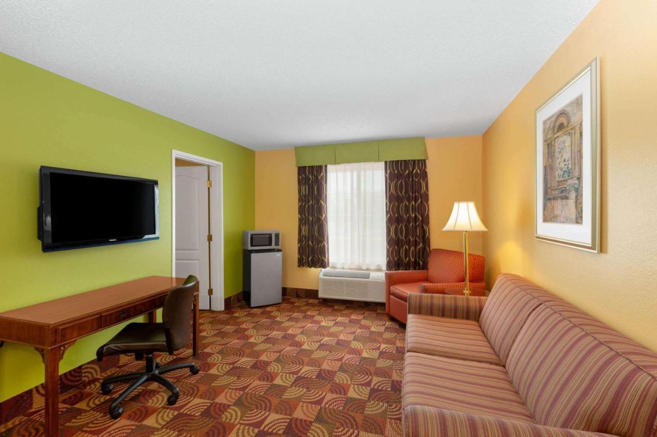 Super 8 By Wyndham Lake Of The Ozarks Eldon Zewnętrze zdjęcie