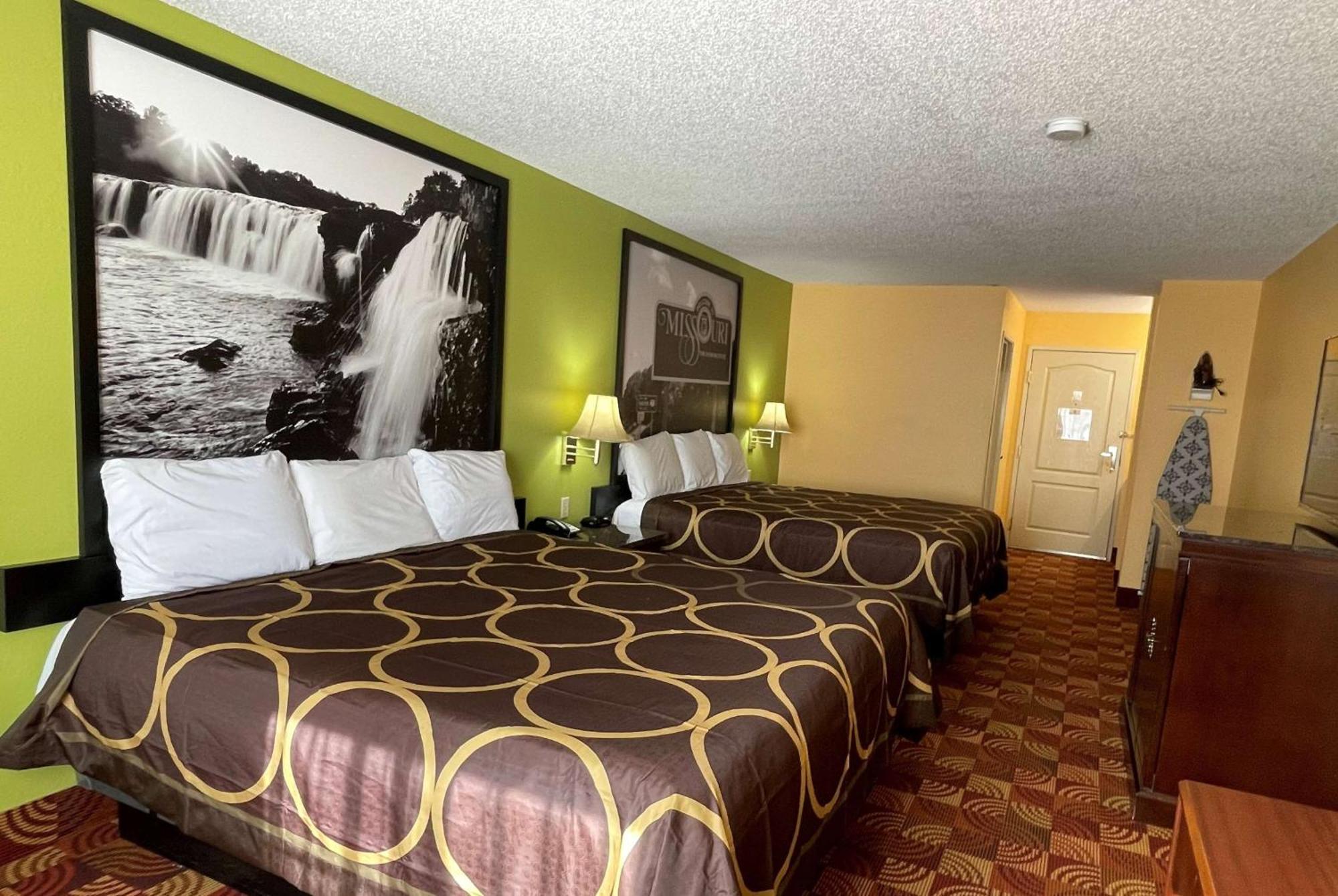 Super 8 By Wyndham Lake Of The Ozarks Eldon Zewnętrze zdjęcie
