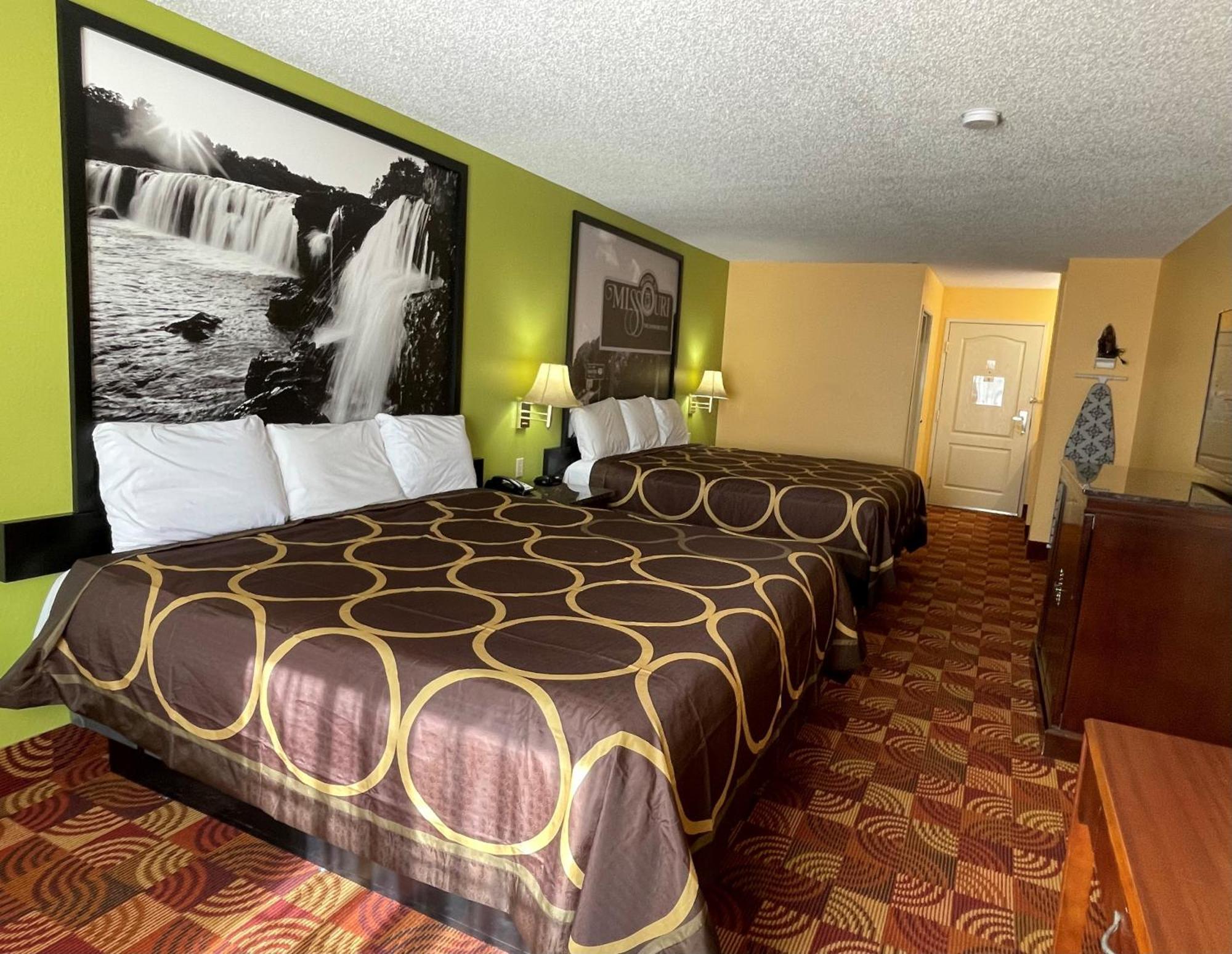 Super 8 By Wyndham Lake Of The Ozarks Eldon Zewnętrze zdjęcie
