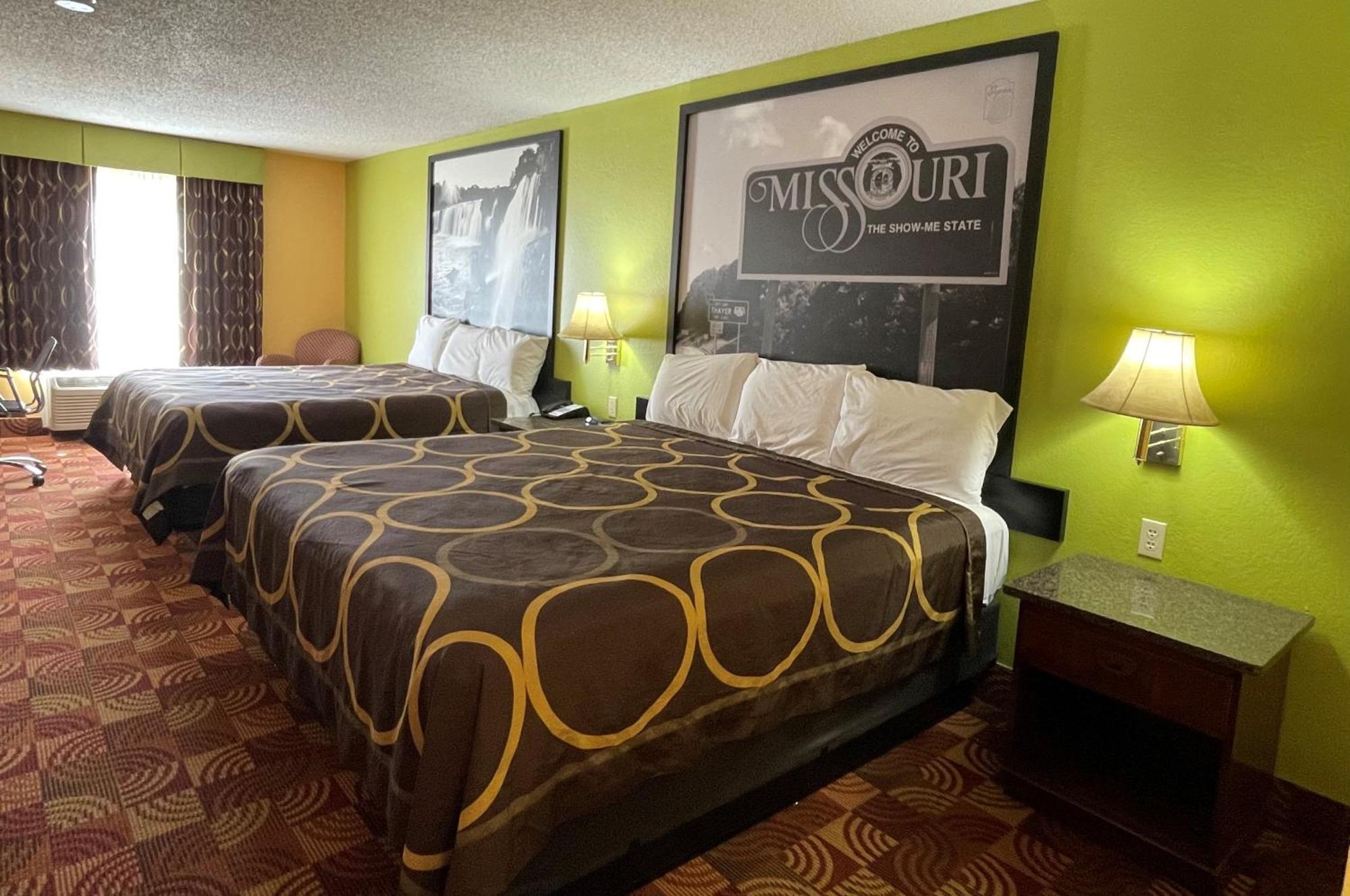 Super 8 By Wyndham Lake Of The Ozarks Eldon Zewnętrze zdjęcie