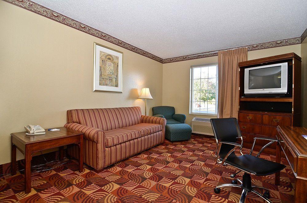 Super 8 By Wyndham Lake Of The Ozarks Eldon Zewnętrze zdjęcie