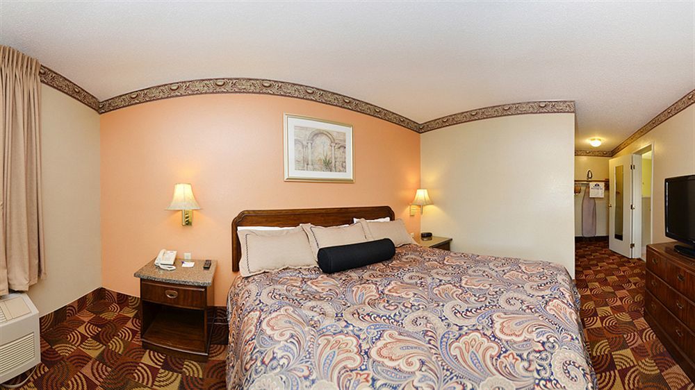 Super 8 By Wyndham Lake Of The Ozarks Eldon Zewnętrze zdjęcie