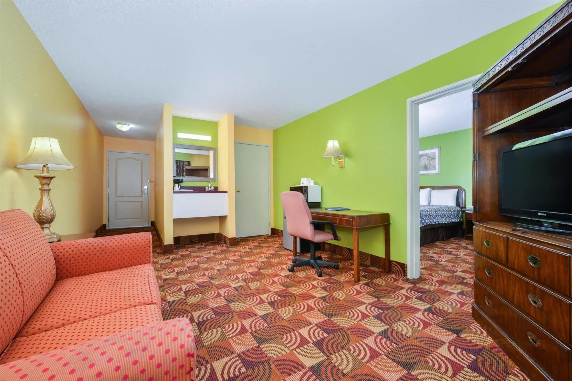 Super 8 By Wyndham Lake Of The Ozarks Eldon Zewnętrze zdjęcie