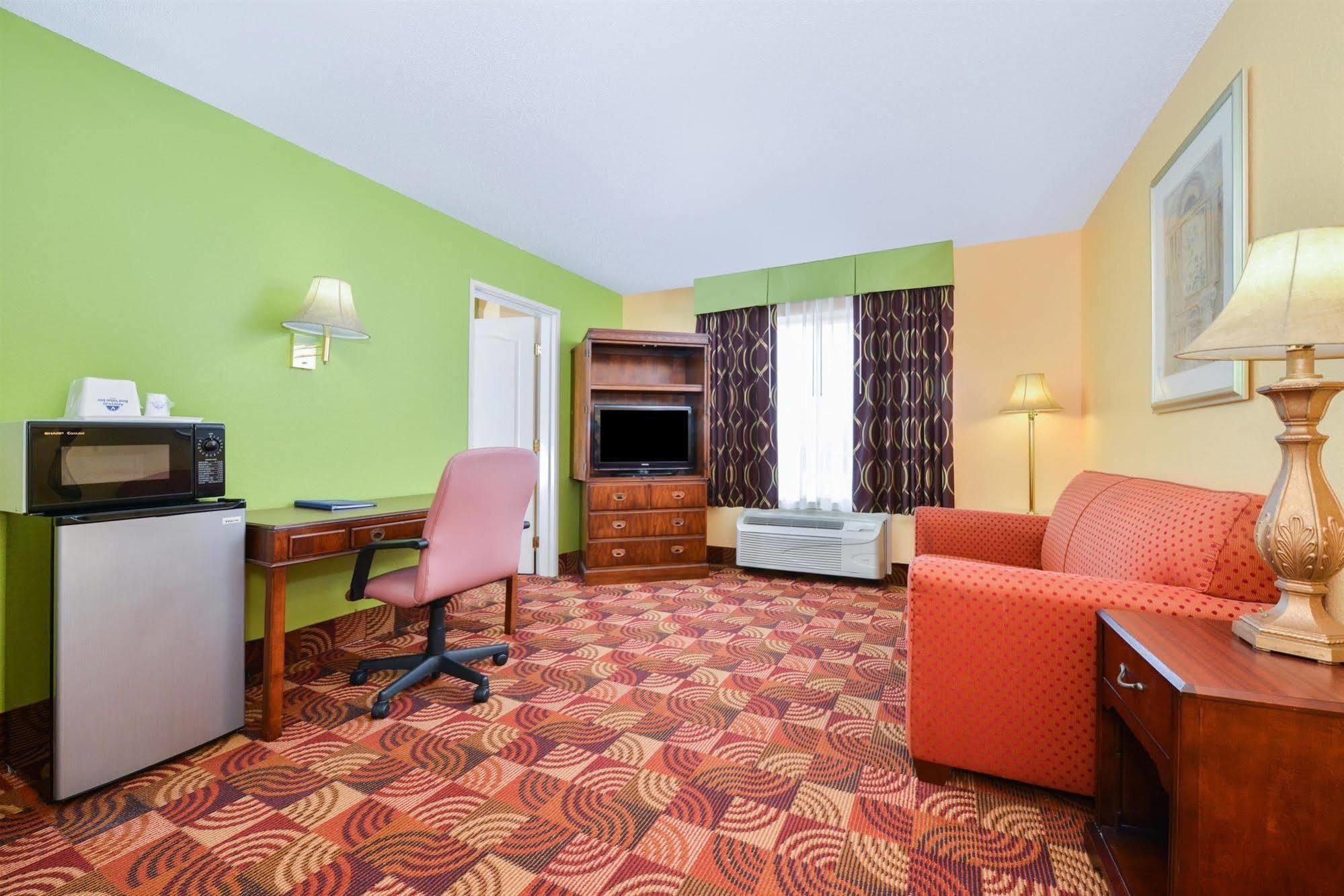 Super 8 By Wyndham Lake Of The Ozarks Eldon Zewnętrze zdjęcie